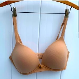 VICTORIA’S SECRET | 36D | wireless / wire free bra nude / tan / beige